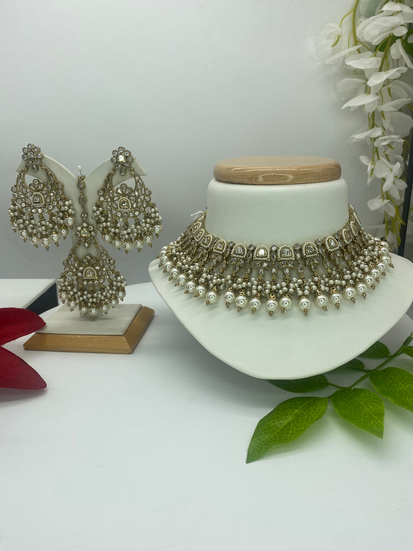 Kundan with a touch of White Pearls